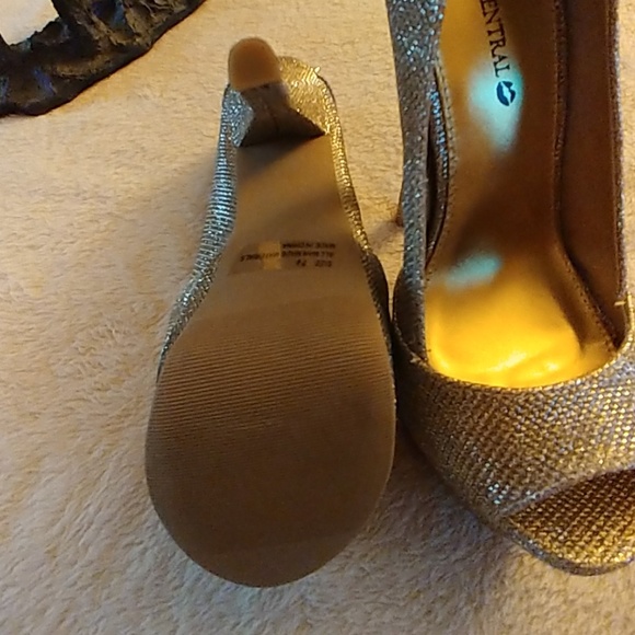 Gold pumps - Picture 3 of 4